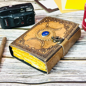 Diario de Cuero con Cristal de Triple Luna: Libro de Sombras Wiccano - Product Image 2