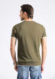 Camiseta Personalizada para Hombre con Logotipo, al Mejor Precio, Color Verde Oliva con Ribete en Contraste, Estilo Urbano - Product Image 6