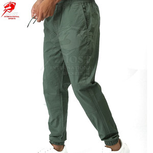 Pantalon de survêtement pour homme en tissu doux, style streetwear tendance, coupe confortable, tenue décontractée élégante, idéal pour un look moderne et décontracté au quotidien. - Product Image 5