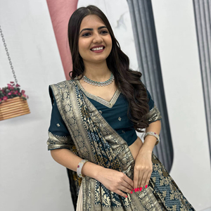 Conjunto de Lehenga Choli Tradicional de Seda Banarasi Premium con Relieve, de Secado Rápido, Color Verde Azulado y Marfil, para Novia, Boda, con Trabajo de Zari Dorado, Lujoso, Indio - Product Image 1