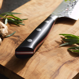 Cuchillos de cocina Santoku con mango negro y rojo, hoja plateada martillada, tres remaches y bolster plateado para rebanar y picar - Product Image 2