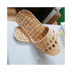 รองเท้าแตะผักตบชวาธรรมชาติ ทำมือ รองเท้าใส่ในบ้าน เป็นมิตรกับสิ่งแวดล้อม รองเท้าสำหรับใส่ในบ้าน ขายส่ง - Product Image 1