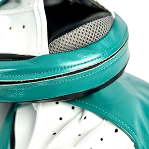 Mitaines de kickboxing professionnelles sur mesure en cuir PU, haute élasticité, écologiques, durables, courbées, pour la protection des poings - Product Image 2