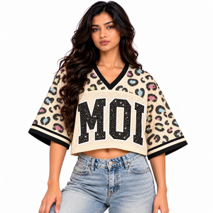 Top Corto Personalizado para Mujer con Estampado de Leopardo, Letras con Pedrería, Cuello en V, Estilo Urbano, MOQ Bajo - Product Image 4