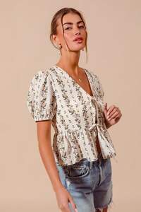 Blusa con estampado floral y lazo frontal con dobladillo fruncido de SO ME - Product Image 2