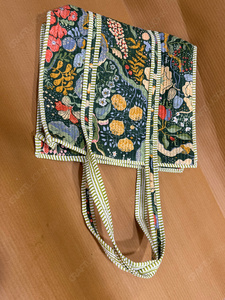 Sac fourre-tout matelassé vert floral fait main en tissu imprimé, sac à bandoulière léger pour le quotidien, sac de shopping de créateur - Product Image 2