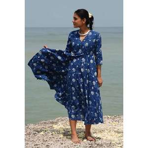 Vestido midi cruzado con estampado floral azul para mujer, vestido de verano de algodón con cuello en V y manga estilo A - Product Image 1