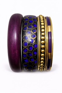 Bracelets élégants en résine, métal et bois, conçus pour les femmes recherchant des bijoux uniques et originaux. - Product Image 5