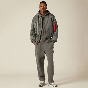 Chaqueta Bomber Gris Carbón para Hombre, Ligera, Estilo Aviador, con Forro Naranja, Cuello y Puños Acanalados, Bolsillo Utilitario en la Manga, OEM - Product Image 3