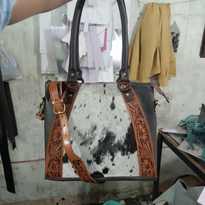 Sac fourre-tout en cuir véritable bohème western avec poche dissimulée pour armes à feu, fleurs, double sangle, fabricant en gros indien - Product Image 2