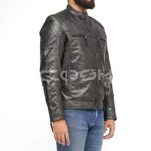 เสื้อแจ็คเก็ตหนังสีดำสไตล์คาเฟ่เรเซอร์สำหรับผู้ชาย พร้อมกระเป๋าซิปและปกเสื้อแบบกระดุม - Product Image 4