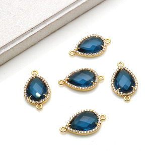 Componente de Joyería: Colgante Conector con Engaste de Oro y Circonitas Cúbicas Pavé, con Topacio Azul Suizo en Forma de Pera de 10x12mm y Doble Anilla - Product Image 3