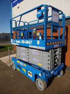 โรงงานจำหน่ายรถยกไฮดรอลิกไฟฟ้า Genie GS-4047 รุ่นใหม่ ขนาด 45 ฟุต |   แพลตฟอร์มงานยกสูง รับน้ำหนัก 1000 กก. ชั่วโมงการทำงานต่ำ - Product Image 6