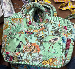 Bolso de Hombro Acolchado Hecho a Mano con Diseño de Patchwork – Bolso Tote de Tela Floral Colorida para Mujer, Bolso Ligero y Reutilizable para Uso Diario - Product Image 5