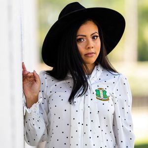 Chemisier à pois AKA pour femme, manches longues, col noué, blanc et noir, élégant, chic, décontracté, pour le bureau - Product Image 2