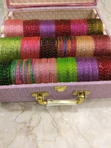 Bracelets en verre goutte de pluie de qualité supérieure, 18 douzaines, avec 16 bracelets en cristal Ghungroo du Cachemire, présentés dans une magnifique boîte, idéaux pour les mariages - Product Image 1