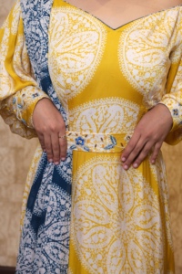 Vestido Maxi Bohemio Amarillo con Estampado Paisley, Cuello en V, Manga Abullonada, Estilo Cruzado con Lazo, Corte Holgado, Estilo Veraniego, Línea A, con Cinturón - Product Image 5