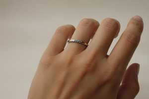Proveedor mayorista en línea de anillos de plata de ley 925 con topacio azul natural, joyería minimalista Eternity Vermeil - Product Image 3