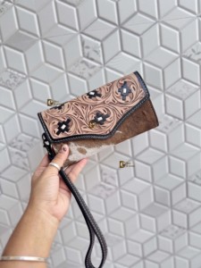 Pochette en cuir artisanal de dernière génération avec broderie en fourrure, style bohème, élégante, avec bandoulière pour usage quotidien - Product Image 1