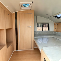 Camping-car compact remorquable avec salle de bain privée, cuisine extérieure, grand espace de couchage et spacieux rangements intérieurs pour l'extérieur