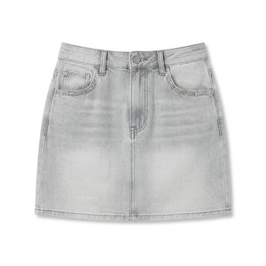 Jupe courte en jean personnalisée pour femme avec fente latérale, en coton biologique et élasthanne, enduite de PU - Fournisseur en gros pour les boutiques et détaillants américains - Product Image 5