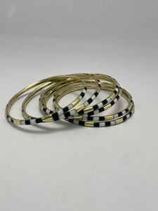 Ensemble de bracelets légers en résine orange et laiton, faits à la main, audacieux, élégants, couleur personnalisable, bijoux de mode pour femmes, style bohème contemporain - Product Image 2