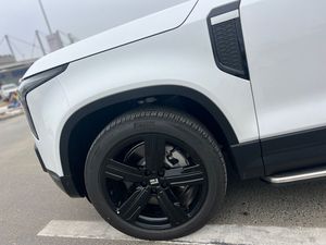 R O X SUV Eléctrico con Tracción en las Cuatro Ruedas, Batería de Litio, Asientos de Cuero, Neumáticos R19, Cámara Trasera, Motor Único, Interior Oscuro, Autonomía de 201-300 km - Product Image 3