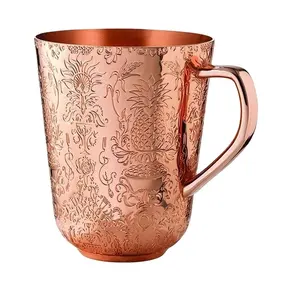 最新设计的铜制马克杯配有印花和手工抛光铜制水杯，供酒店和餐厅使用