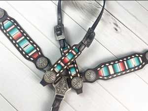 Ensemble de sellerie de luxe fait main en cuir bleu de haute qualité pour cheval, avec collier de poitrage et têtière à clous argentés, pour le rodéo et le barrel. - Product Image 4