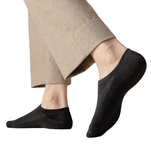 Calcetines Casuales Premium para Hombre, con Soporte de Arco, Tejido Absorbente de Humedad, Paneles de Malla Transpirable, Diseño Personalizado con Patrón a Cuadros, para Uso Profesional - Product Image 1