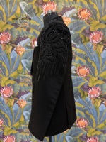Blazer noir de jais TR Lachka Obsidian Shadow Ray à revers châle, avec broderie florale asymétrique et code perlé horizontal