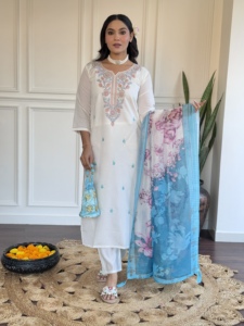 ชุดคุर्ติผ้าวิสโคสชานเดรีสีขาวหรูหราทรงตรง พร้อมกางเกงผ้าวิสโคสชานเดรี และผ้าคลุมไหล่พิมพ์ลายผ้าไหมชานเดรีคุณภาพดีที่สุด - Product Image 3