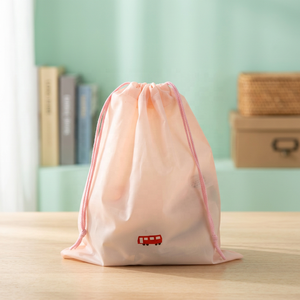 Sac de sport personnalisé en polyester recyclé coloré, imperméable et écologique, avec cordon de serrage double, idéal pour la gym et le fitness - Product Image 4