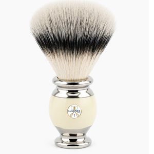 Brocha de afeitar sintética plateada OBH con mango de marfil - Product Image 1