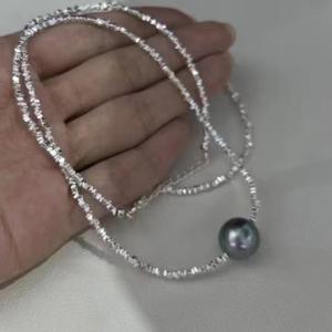 Collier ras du cou en argent massif S925 avec perles de Tahiti naturelles de 10-11 mm, rondes, à forte brillance, connectées par des fils, en argent martelé - Product Image 2