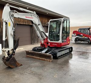 รถขุดขนาดเล็ก Takeuchi TB260 สีขาวแดง แบบตีนตะขาบ สำหรับงานก่อสร้างและจัดสวน - Product Image 2