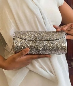 Bolso de mano de latón grabado en oro antiguo hecho a mano para mujer, ideal para bodas y fiestas, de F S International - Product Image 5