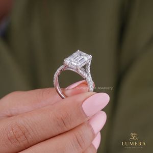 Anillo de compromiso de diamante cultivado en laboratorio con corte esmeralda, pavé completo, tallo curvo dividido con engaste de cesta de galería abierta, anillo nupcial de lujo - Product Image 3