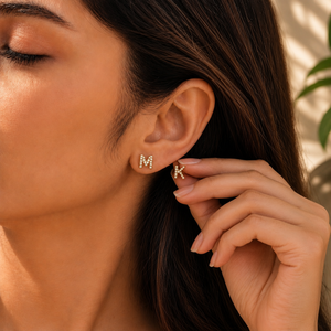 Pendientes de Letra con Baño de Oro Amarillo de 18K, con Diamante de Corte Redondo y Moissanita - Regalo de Aniversario para Mujer - Product Image 4