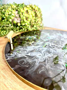 Plateau rond moderne en résine fumée avec poignées et effet holographique, plateau de service rond en époxy avec couleur naturelle blanche - Product Image 3