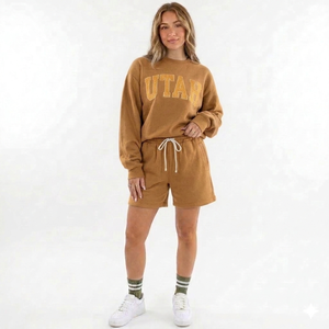 Ensemble coordonné pour femmes, haut à col montant uni et short au-dessus du genou, silhouette moderne, tissu en tricot doux, streetwear décontracté - Product Image 1