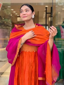 Ensemble de robe Anarkali traditionnelle pour femmes en Mul Chanderi de qualité supérieure avec broderie dorée à la main et bracelet assorti pour toutes les saisons - Product Image 5