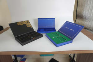 Caja de papel rígido reciclable de lujo con revestimiento UV de laminación mate Cierre magnético forrado de esponja para tarjetas de crédito-Caja de regalo elegante - Product Image 4