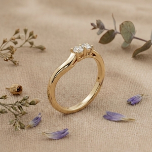 Bague de fiançailles solitaire minimaliste Art Déco à trois pierres en moissanite de laboratoire taille brillant sertie à griffes, plaqué or 14K, de qualité supérieure - Product Image 3