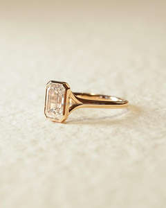 Anillo de Diamante Corte Esmeralda Premium en Oro Amarillo con Engaste de Bisel |   Anillo de Compromiso y Aniversario Minimalista y Elegante para Mujer - Product Image 3