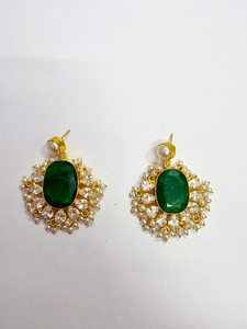 Ensemble collier et boucles d'oreilles de mariée SWARAV, design Haathipada vert, plaqué or 18 carats, laiton, pierres naturelles, perles d'imitation - Product Image 3