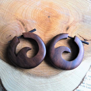Boucles d'oreilles en bois, design en spirale brun foncé, bijoux en bois faits à la main, finition naturelle, accessoires de style bohème - Product Image 1