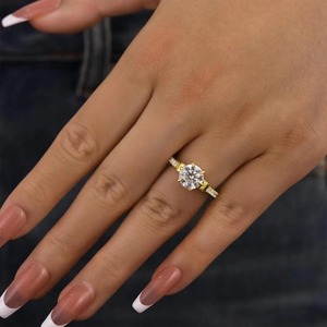 Anillo de compromiso de moissanita con diamante redondo de 2 quilates y engaste de pétalos de moissanita, con pavé de eternidad y diamantes en el borde. - Product Image 5