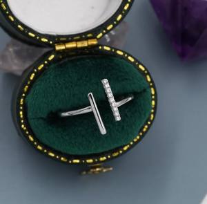 Anillo Abierto Asimétrico con Circonitas en Plata de Ley, Anillo Apilable Minimalista Ajustable con Circonitas - Product Image 4