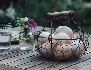 Porte-œufs en forme de panier, en métal thermolaqué, finition noire élégante, parfait pour le rangement et la présentation en cuisine - Product Image 3